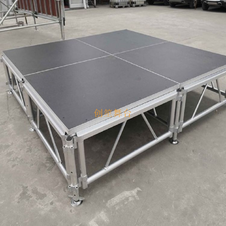 Escenario cuadrado portátil de aluminio Park 9,76x6,1 m Altura: 0,8-1,2 m
